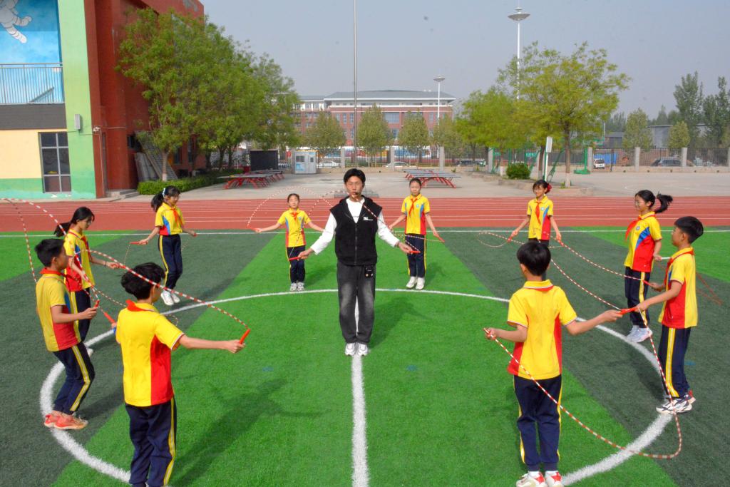 中九游真人下载小学生每天在校运动时间如何达到2小时？(图1)